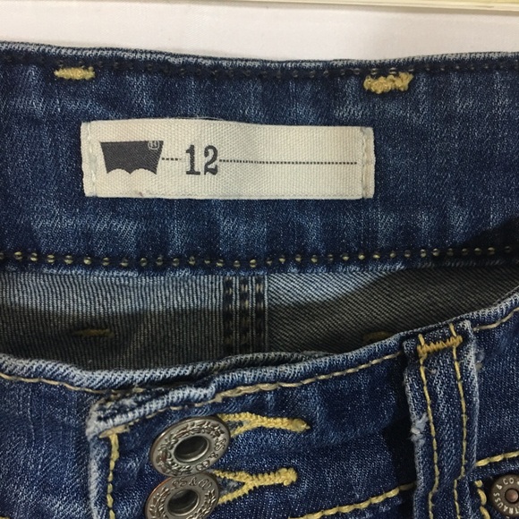 Women’s Levi’s Dark Washed Capris Pants - Picture 4 of 14